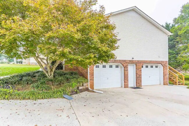 Building Photo - 1775 Autumn Dr. NE - Spacious 3 bed/2 bath...