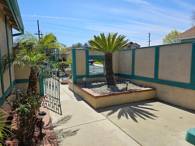 Building Photo - 948 W Manzanita St