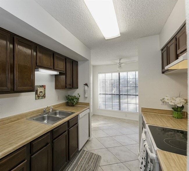 Foto del edificio - 4159 Steck Ave