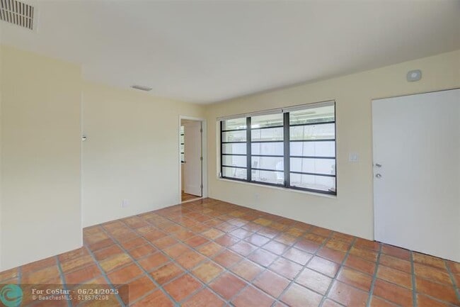 Building Photo - 805 NE 40th St