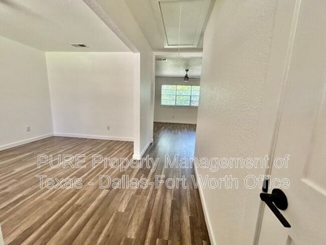 Building Photo - 3809 Falcon Dr