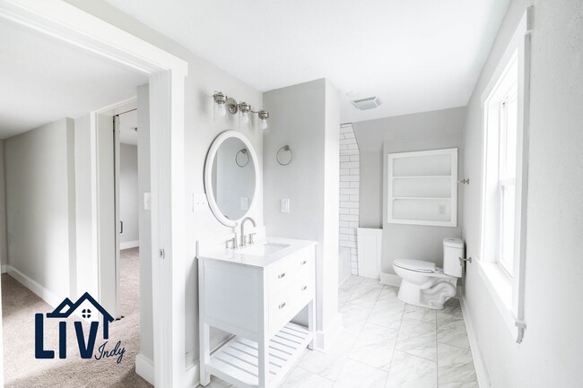 Building Photo - Updated 3 bed 2.5 bath Available now!