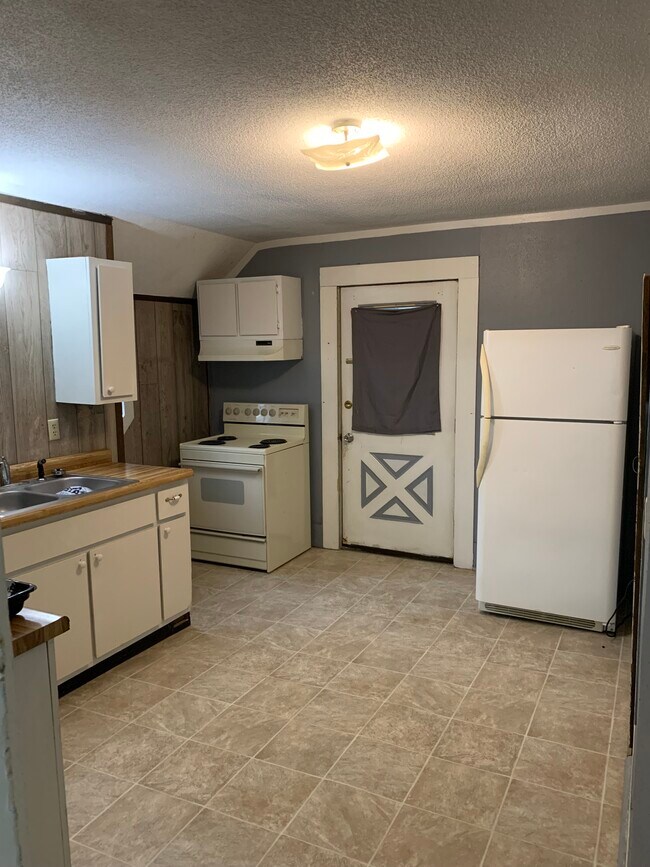 Kitchen - 452 N Franklin St