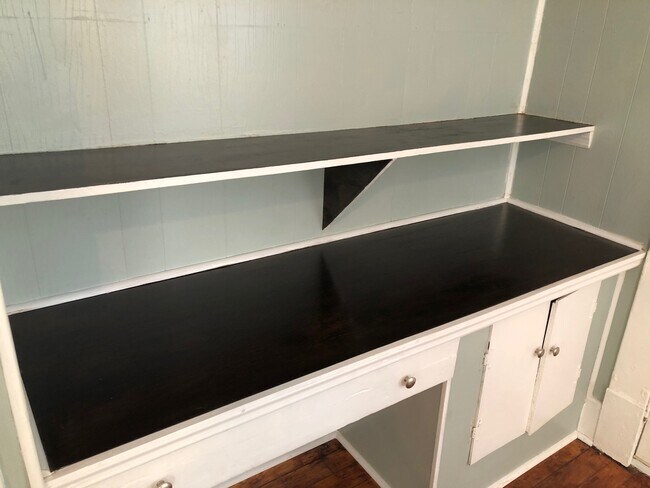 Escritorio de computadora/estantes para libros - 1837 McDowell St