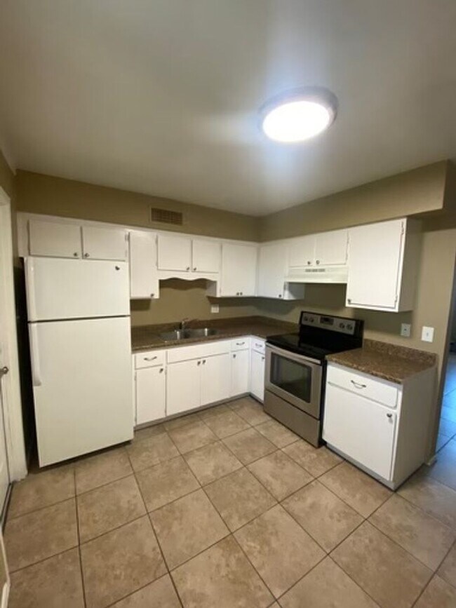 Foto del edificio - Apply Here https://realty480.appfolio.com/listings