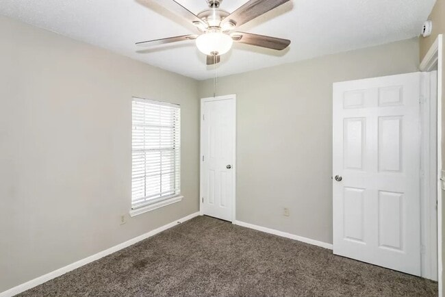 Building Photo - 16110 Sweetwater Creek Dr