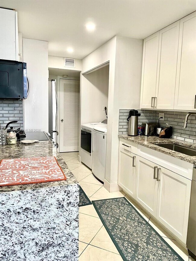 Foto del edificio - 3450 Blue Lake Dr