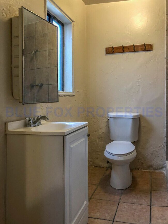 Building Photo - 1 Bedroom, Fenced backyard, Water included!