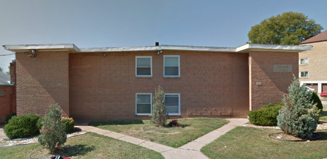 Building Photo - 4770 Kings Dr