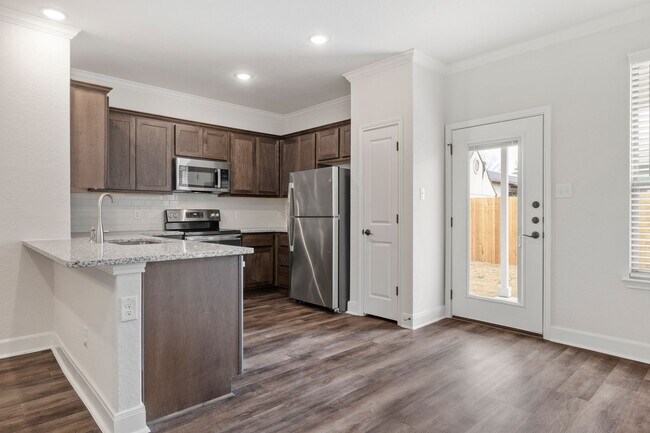 Foto del edificio - Like-New 3BR Duplex in Gated Community w/ Parks, Granite Kitchen & Private Yard