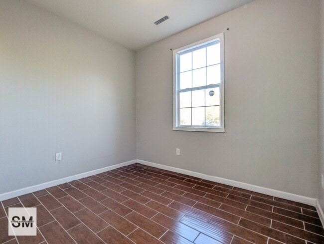 Building Photo - 711 Tola Ct