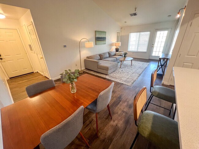 Building Photo - Fully Furnished Stunner Close to UNR!!