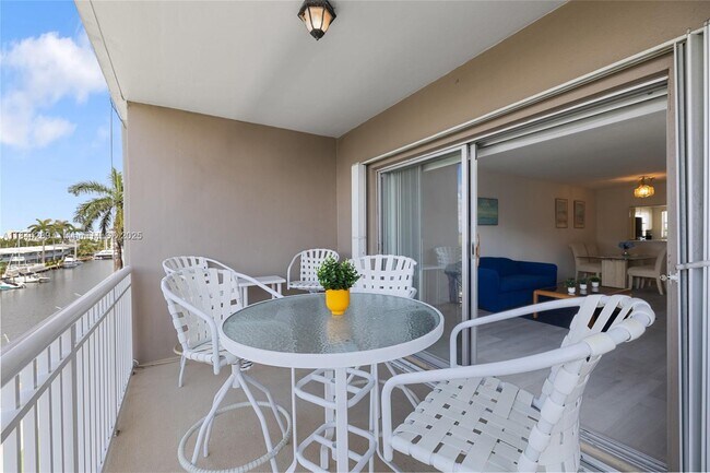 Foto del edificio - 2880 NE 33rd Ct