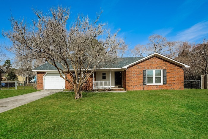 Foto principal - Beautiful Home with Vaulted Ceilings!