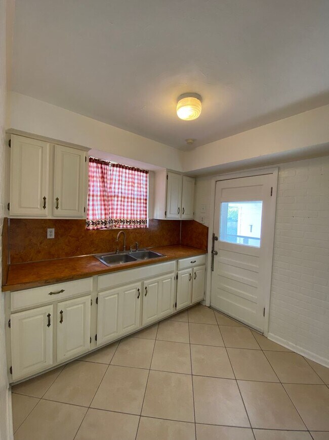 Building Photo - cozy 2 bedroom 1 bathroom