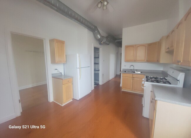 Building Photo - 725 W Wrightwood Ave