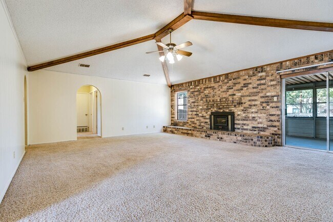 Foto del edificio - PAY NO SECURITY DEPOSIT! Spacious 3-bedroom, 2 bath home in COLLEGE HILLS AVAILABLE NOW!