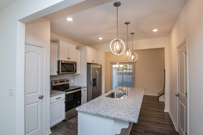 Foto del edificio - BEAUTIFUL 2 Bedroom Townhome in MIDLAND AVAILABLE JUNE 2026