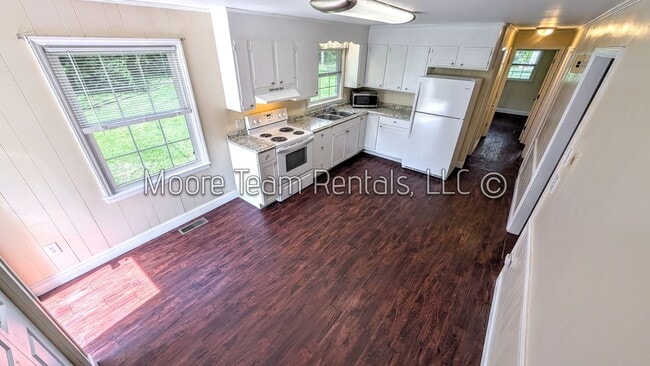 Building Photo - 120 Robin St
