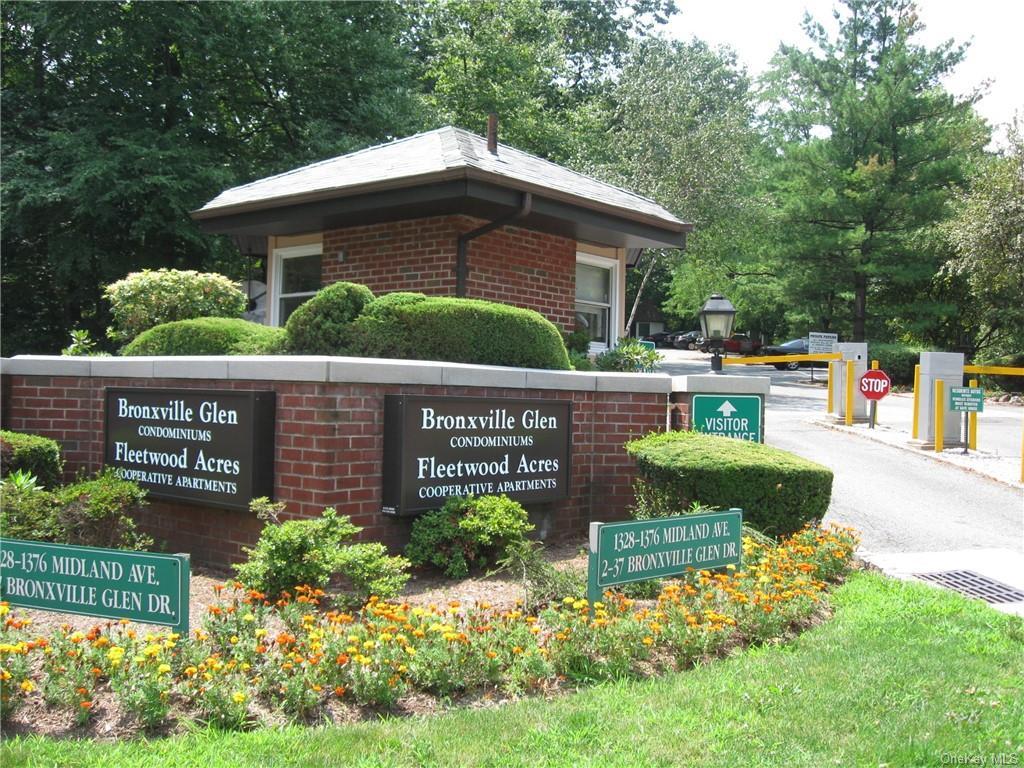 Primary Photo - 4 Bronxville Glen Dr