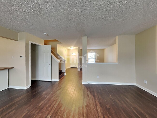 Foto del edificio - 1281 Rosemary Ct