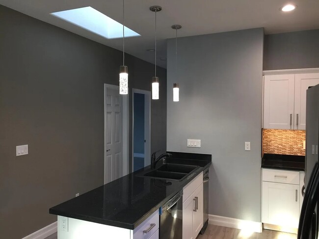 Building Photo - 1115 Clark St