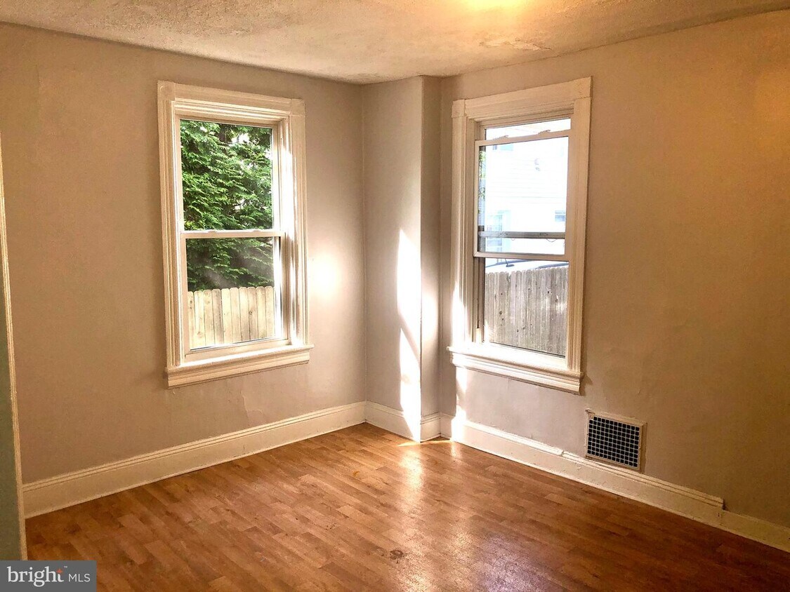 Primary Photo - 6 S Greenwood Ave