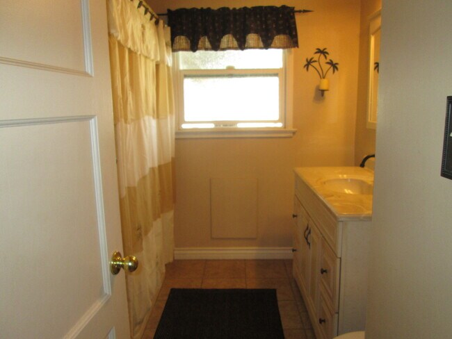 Building Photo - 3 Bedroom, 2 Bathroom House