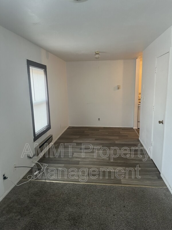 Foto del edificio - 145 E Main St