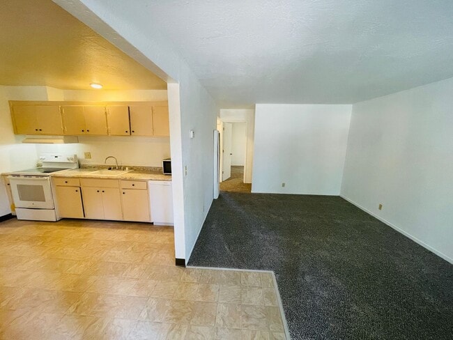 Building Photo - 2 bed 1 bath unit for rent