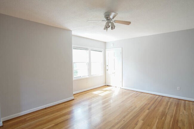 Building Photo - Charming NW 1-Bed Ready Late May!