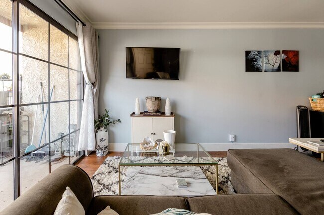 Building Photo - 11127 La Maida St