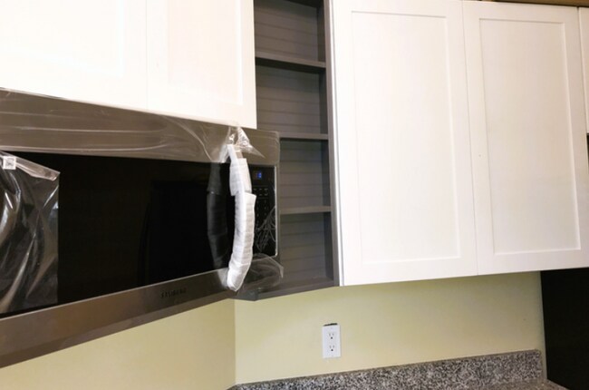 Kitchen area, recently renovated new cabinets, new appliances - 4210 Wilshire Blvd