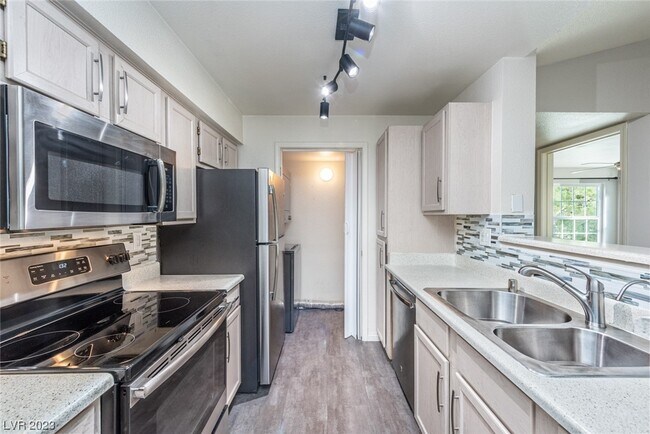 Building Photo - 231 W Horizon Ridge Pkwy