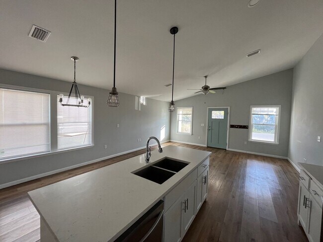 Foto del edificio - BRAND NEW! Very nice 3/2 with open floor plan! Close to TAFB