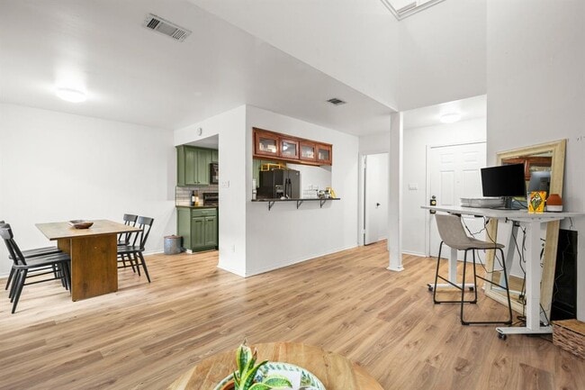 Foto del edificio - 512 Eberhart Ln