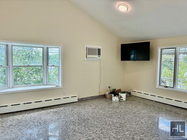 Foto del edificio - 2.5 bedroom, 1 bath with private porch, Dw, microwave & W/D utilities included