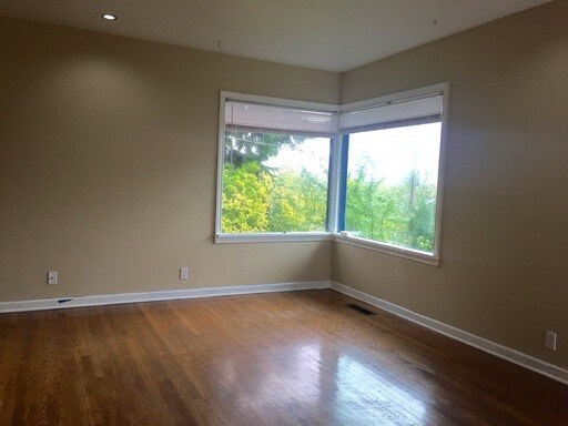 Building Photo - Spacious 3 Bedroom Craftsman Home In Queen...