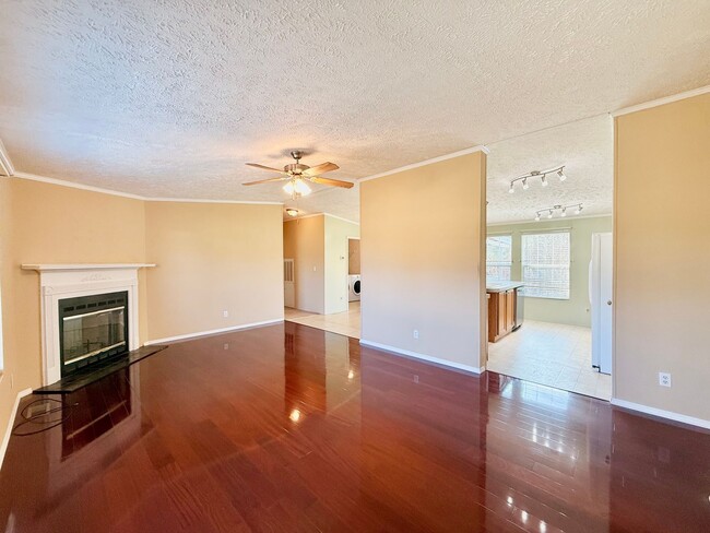 Foto del edificio - Lovely spacious home-3 bedroom-2 bathrooms-all appliances