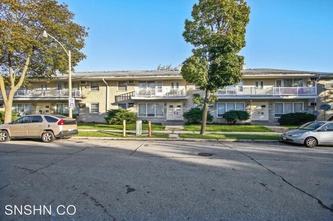 Building Photo - 2600 W Glendale Ave