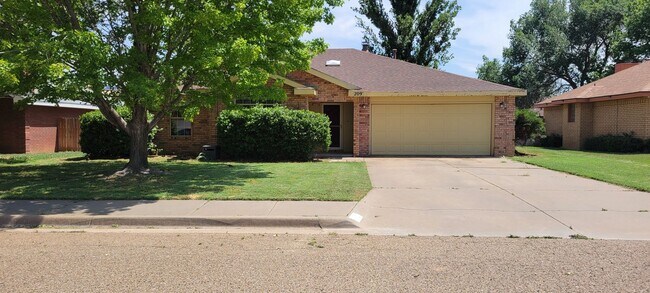 Building Photo - LOVELY MOVE IN READY HOME IN NORTHEAST CLOVIS