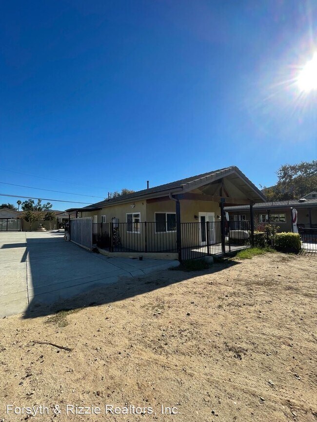 Building Photo - 1 br, 1.5 bath House - 2209 Yucca Drive
