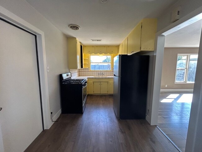 Building Photo - 508 El Vista Ave