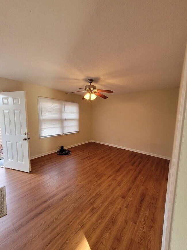 Foto del edificio - 492 Briarwood Ln