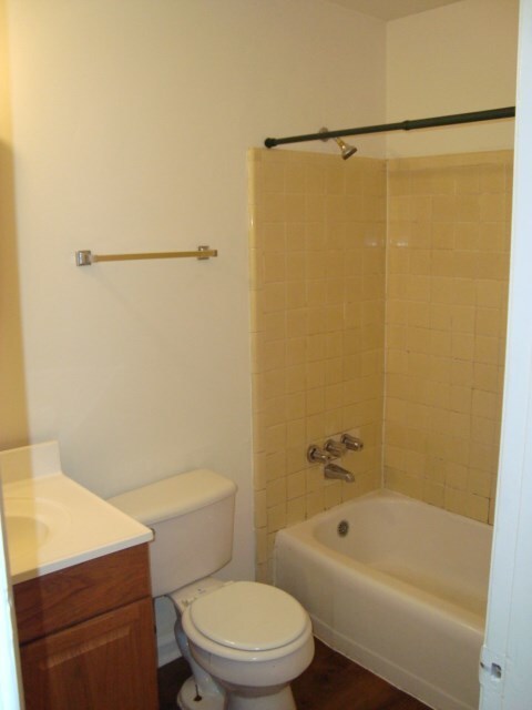 Building Photo - Nice Three Bedroom and One Bath Home Avail...