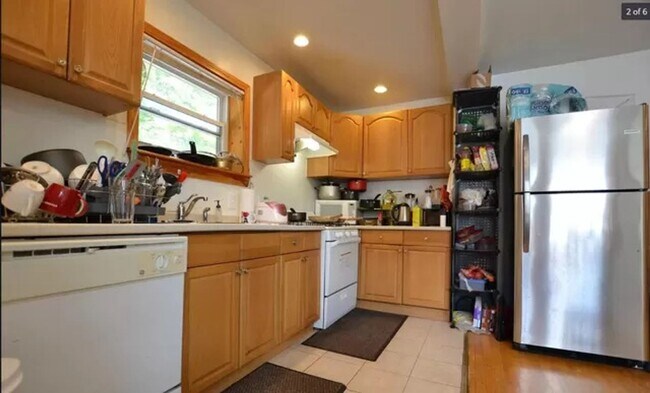 Building Photo - Massive 4 Bedroom in Allston Packard's Cor...