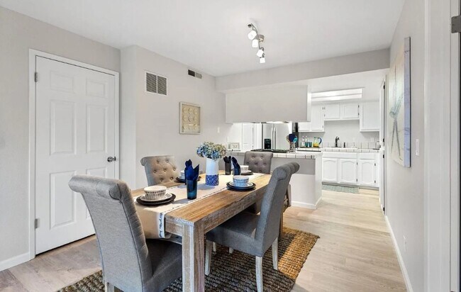 Building Photo - Beautiful 2Bd/2Ba Townhouse in Gated Commu...