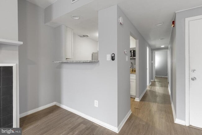 Building Photo - 160 Richmond St