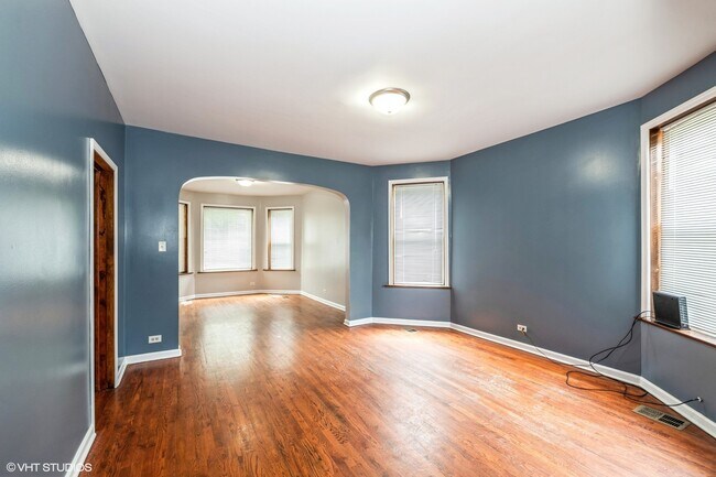 Building Photo - 620 N Kedzie Ave