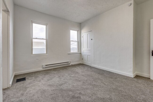 Foto del edificio - Available NOW - Fully Renovated 2 Bedroom ...